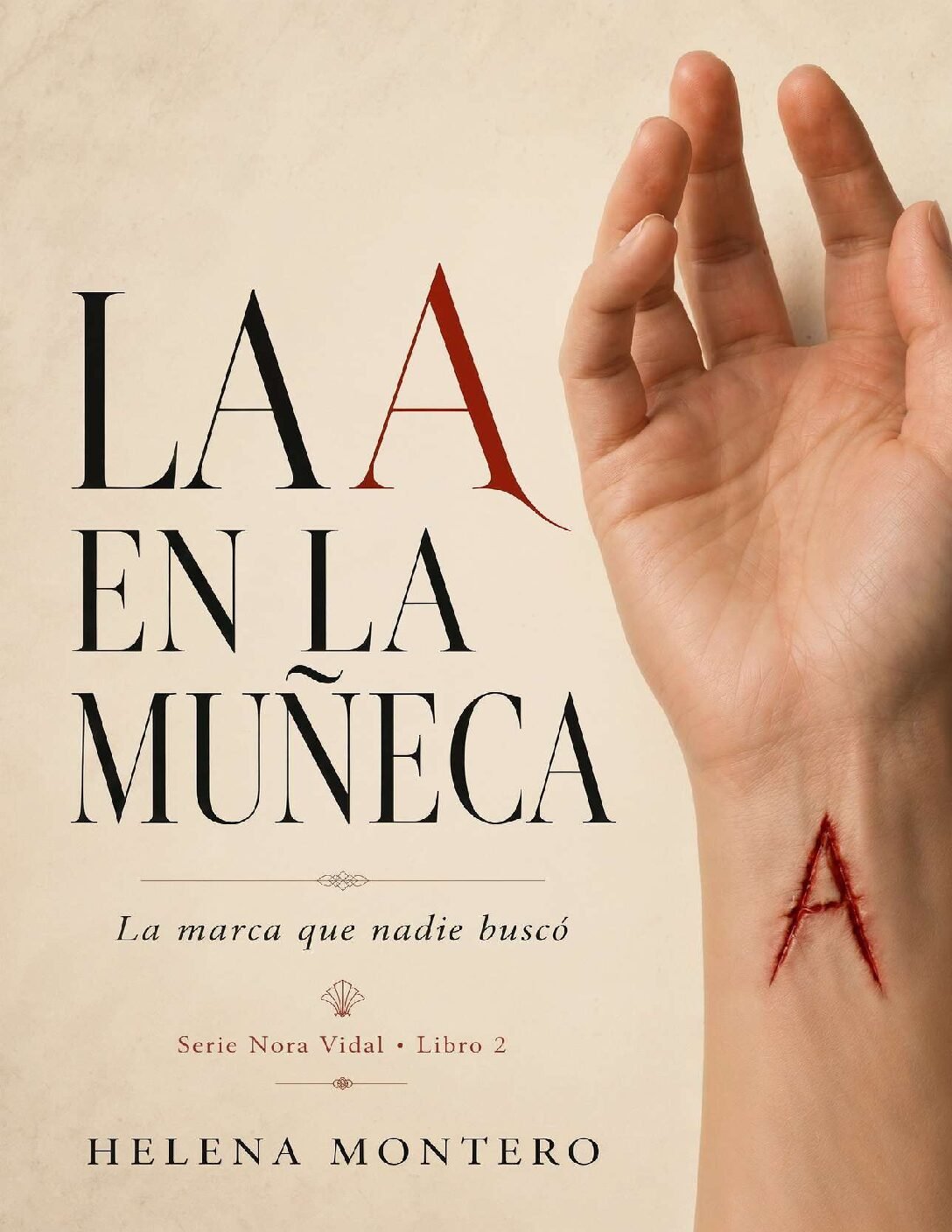 La A en la muñeca de Helena Montero